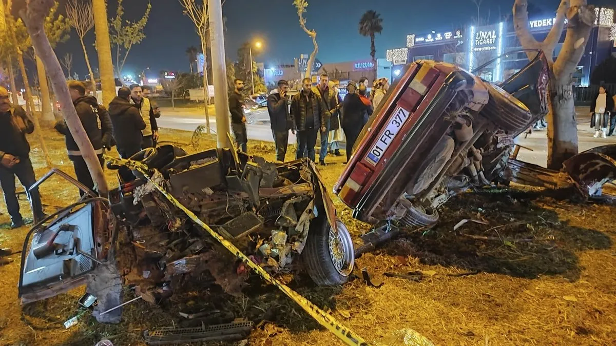 Adana’da feci kaza! Otomobil ikiye bölünde: İki ölü!