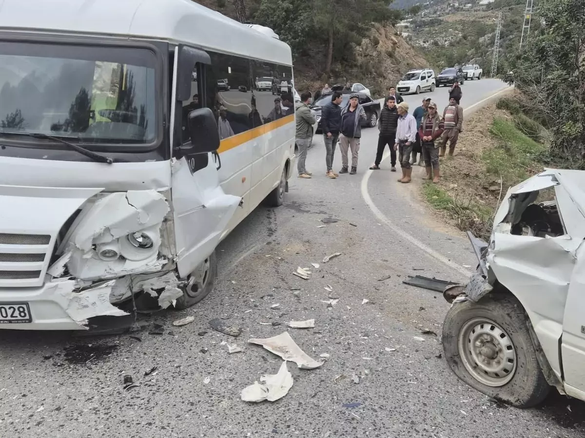 Antalya’da Öğrenci Servisi Kamyonetle Çarpıştı: 20 Hafif Yaralı