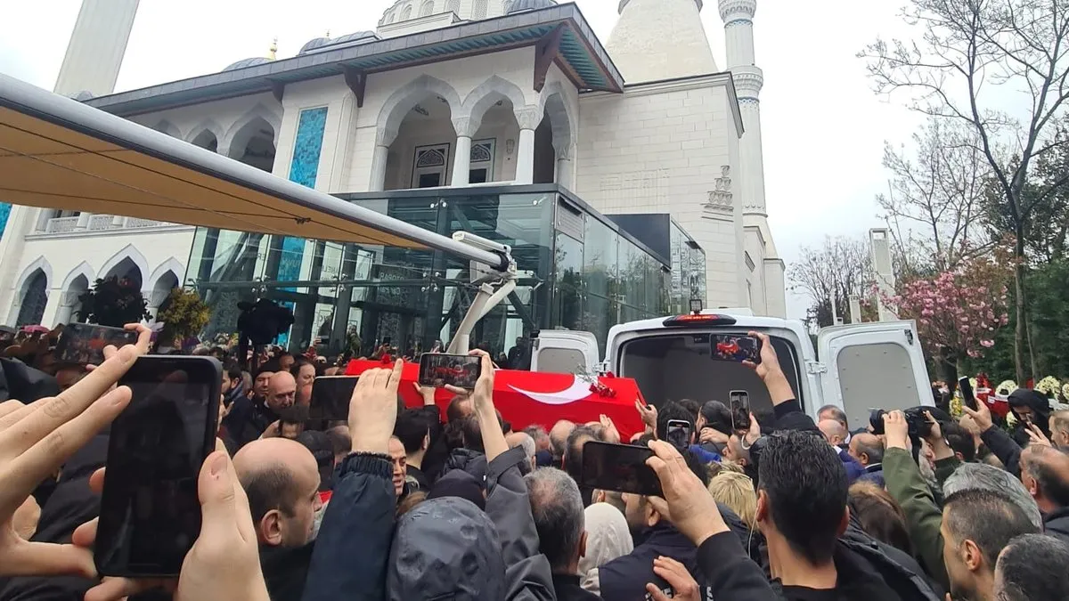 Volkan Konak’ı son yolculuğuna binler uğurladı: Volkan Konak’ın kızı Şimal Konak cenaze töreninde fenalaştı